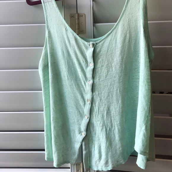 Cute button top - Picture 2 of 3